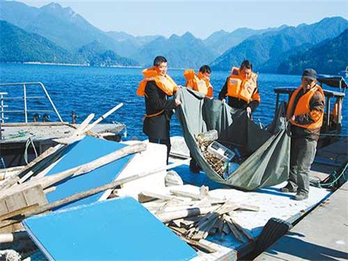 常态巡查千岛湖 保水质清洁卫生