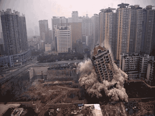 重庆20层高楼爆破只用时2秒